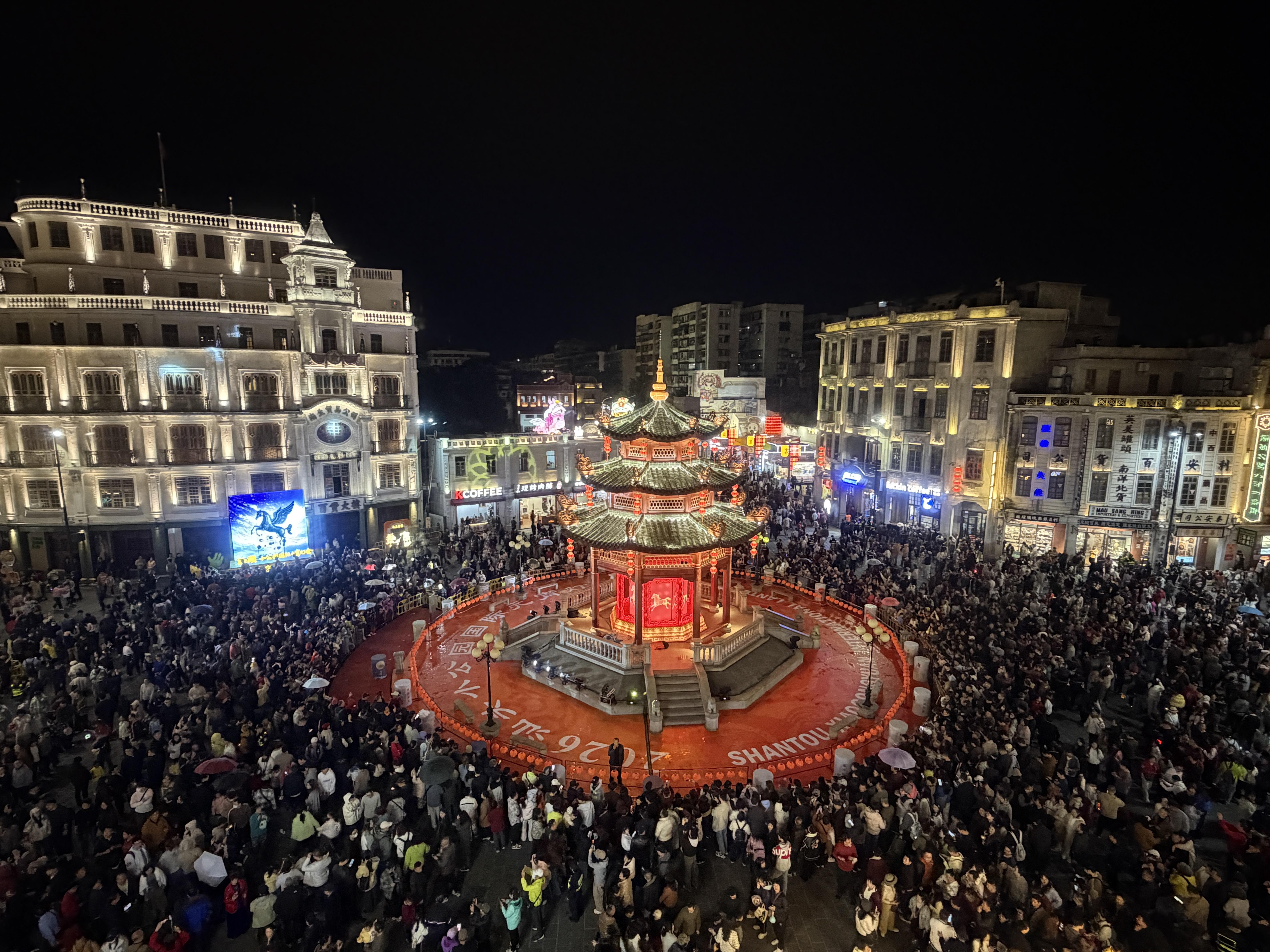  元宵佳节的汕头小公园游人如织 蚁璐雅