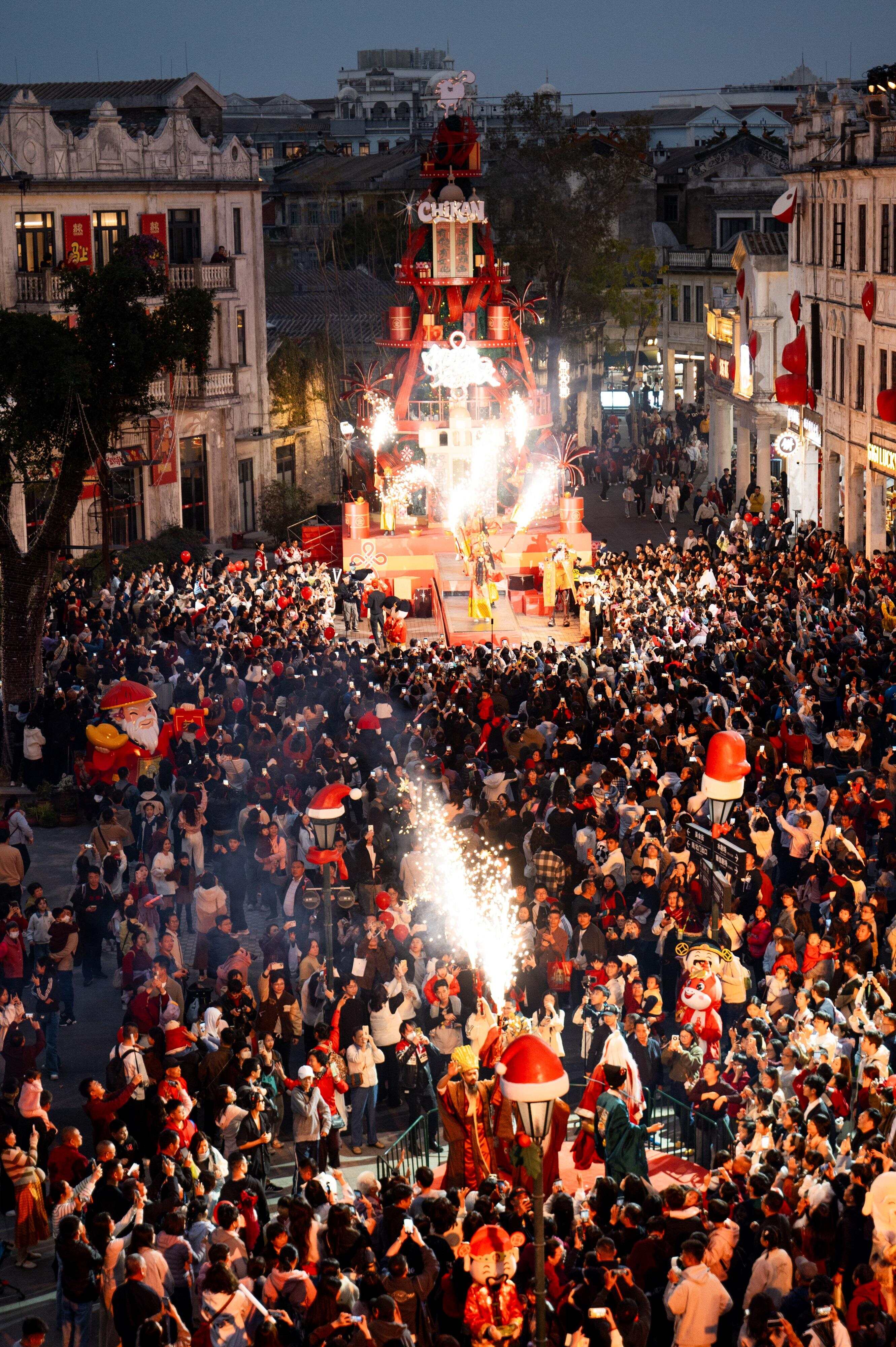  春节假期期间，江门赤坎古镇景区内人流如织 景区提供
