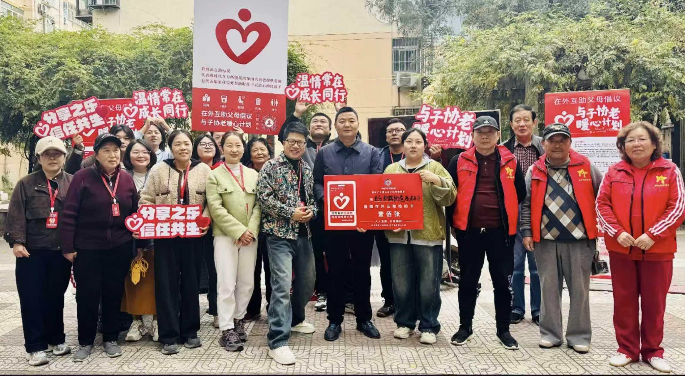 赵晨和志愿者合影 赵晨和志愿者合影