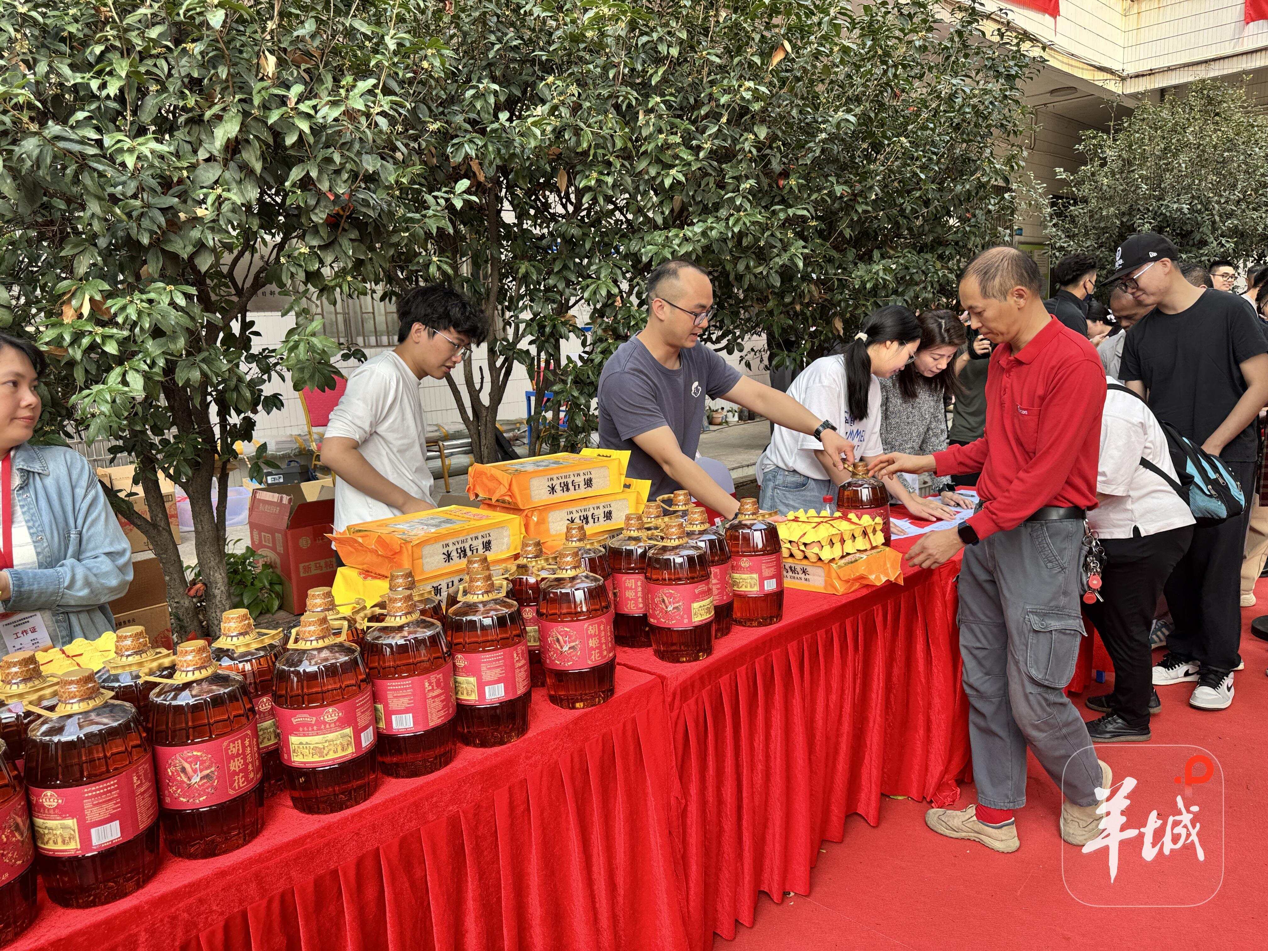 首批签约村民领取礼品