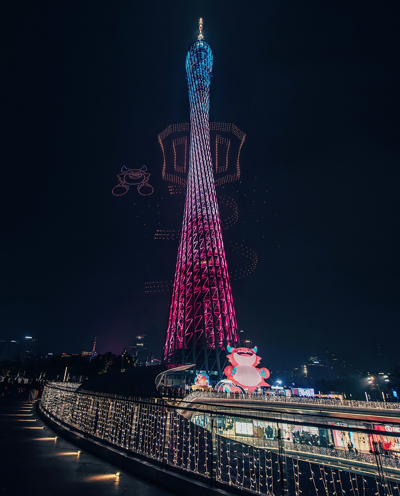  1200架无人机围绕广州塔编队飞行，在夜空中将“小蛮腰”化身为一把巨型的“金铲铲”