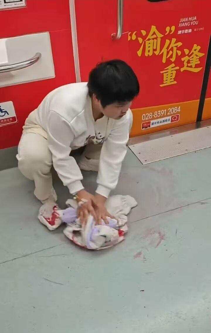  胡心瑶脱下外套，擦干了地板上的血迹