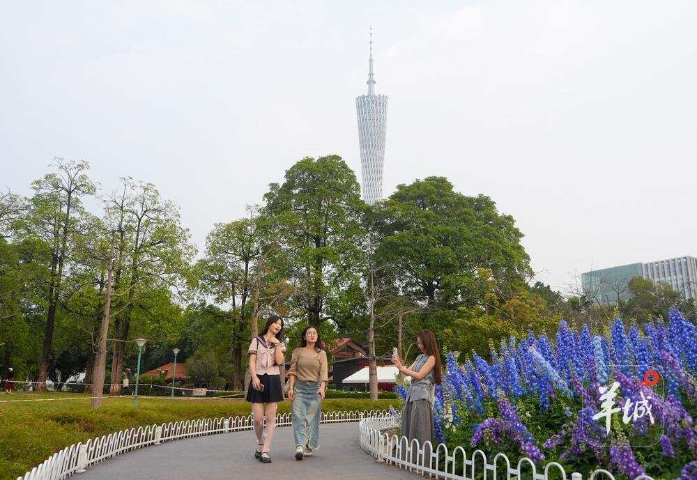 尽管尚未“官宣入夏”,广州街头已满是夏装出行的市民游客。羊城晚报记者 梁怿韬 摄 尽管尚未“官宣入夏”,广州街头已满是夏装出行的市民游客。羊城晚报记者 梁怿韬 摄