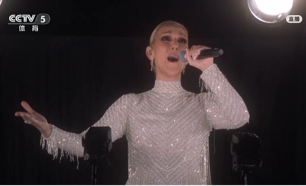 2024年7月27日，第33届夏季奥林匹克运动会开幕式在法国巴黎举行，席琳·迪翁演唱《爱的颂歌》