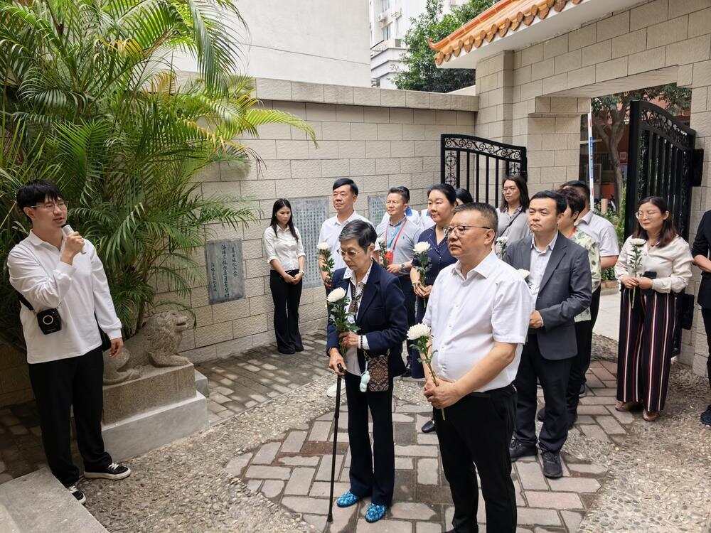陈复烈士侄女陈静芬,前往陈复烈士墓追思献花 通讯员 谢惠强 摄 陈复烈士侄女陈静芬,前往陈复烈士墓追思献花 通讯员 谢惠强 摄