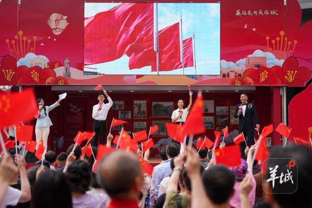 3月26日,演职人员在“英雄花开英雄城”系列活动大篷车上,与台下市民唱歌互动 3月26日,演职人员在“英雄花开英雄城”系列活动大篷车上,与台下市民唱歌互动