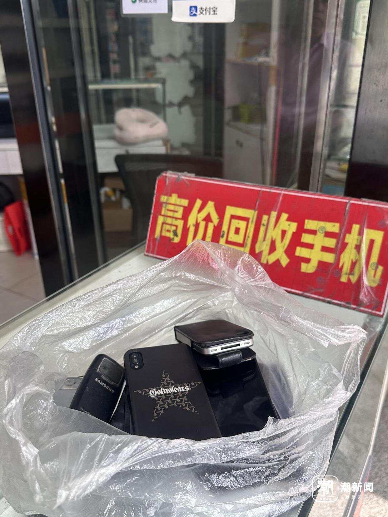 杭州通信器材市场的吴老板最近回收的旧手机。图/潮新闻