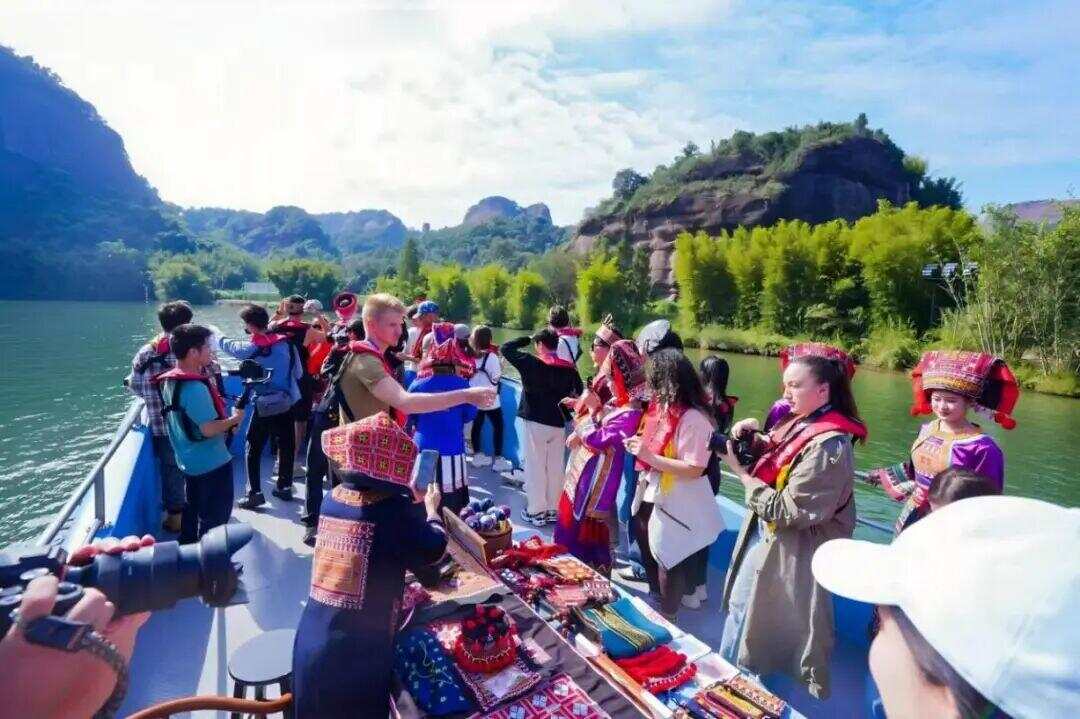 外国游客体验世界遗产丹霞山游船