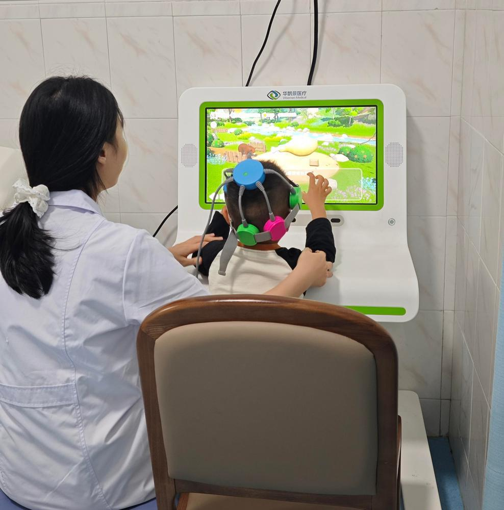 广州市社会福利院康复治疗师为社区孤独症儿童小福（化名）做磁疗与认知训练