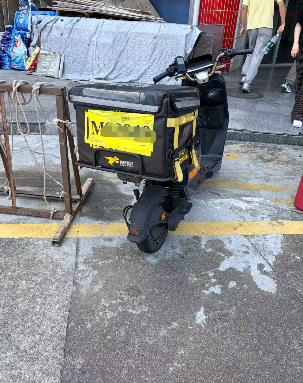 路边停着的美团专用配送车