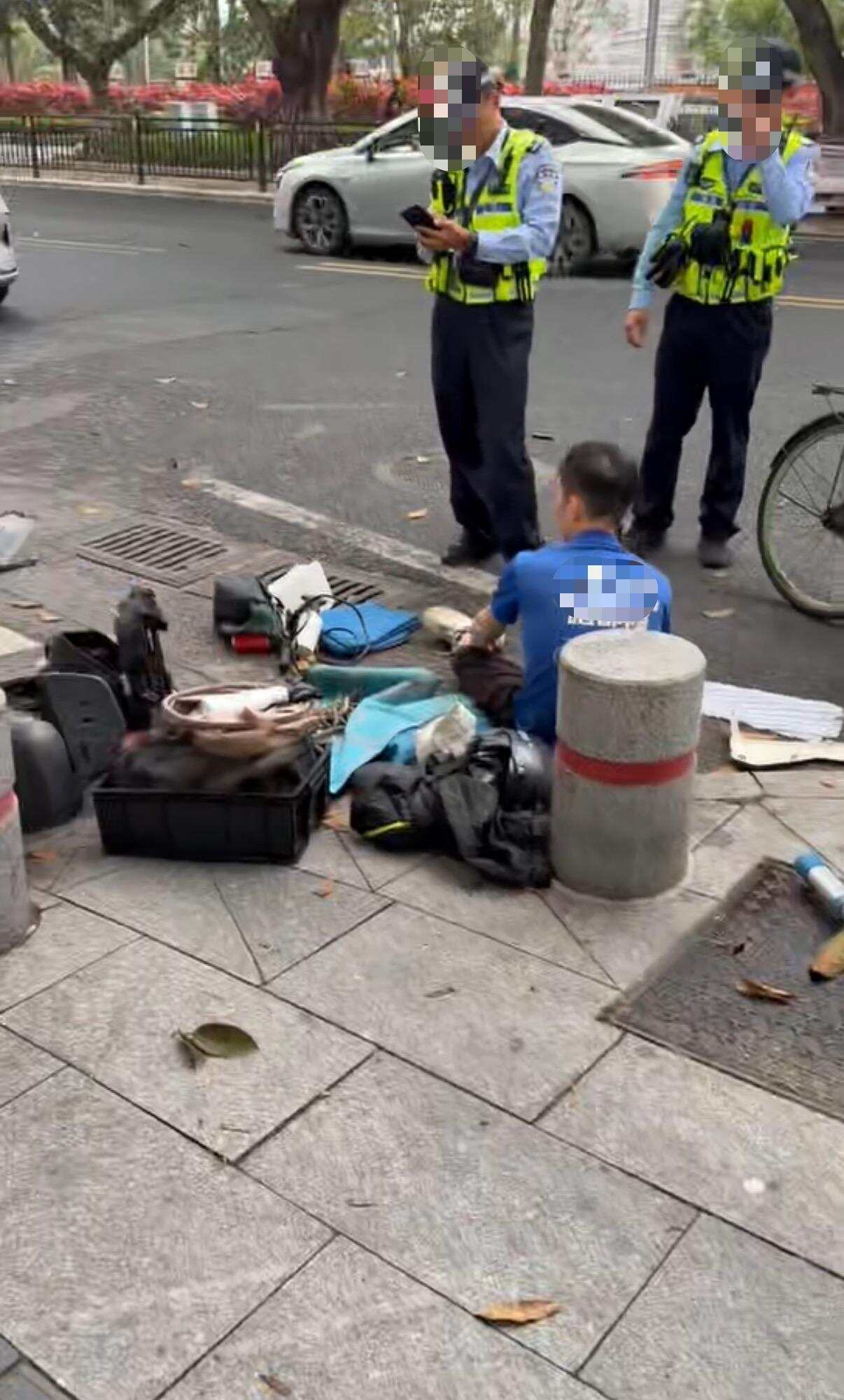 夏湾一骑手在躲避检查时连人带车摔倒在地，外卖与车辆散落一地 受访者供图