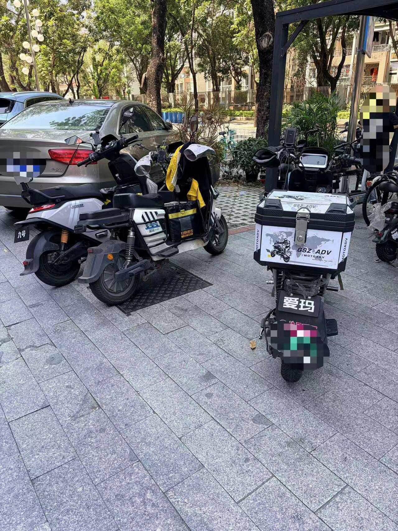 路边停放的多是无牌车辆