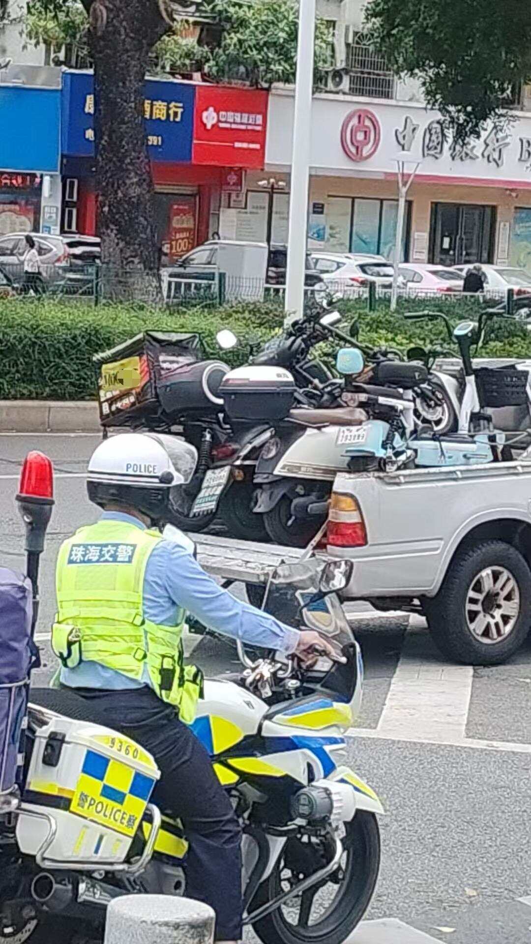 查获的违规车辆会被拉上货车集中转运 受访者供图