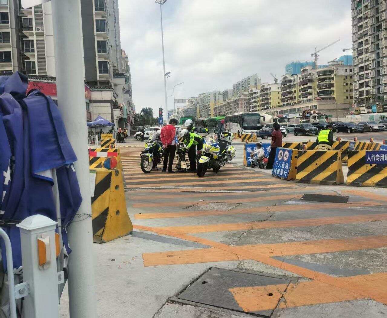 交警在执法 受访者供图