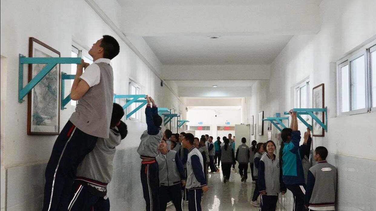 学生正在拉单杠