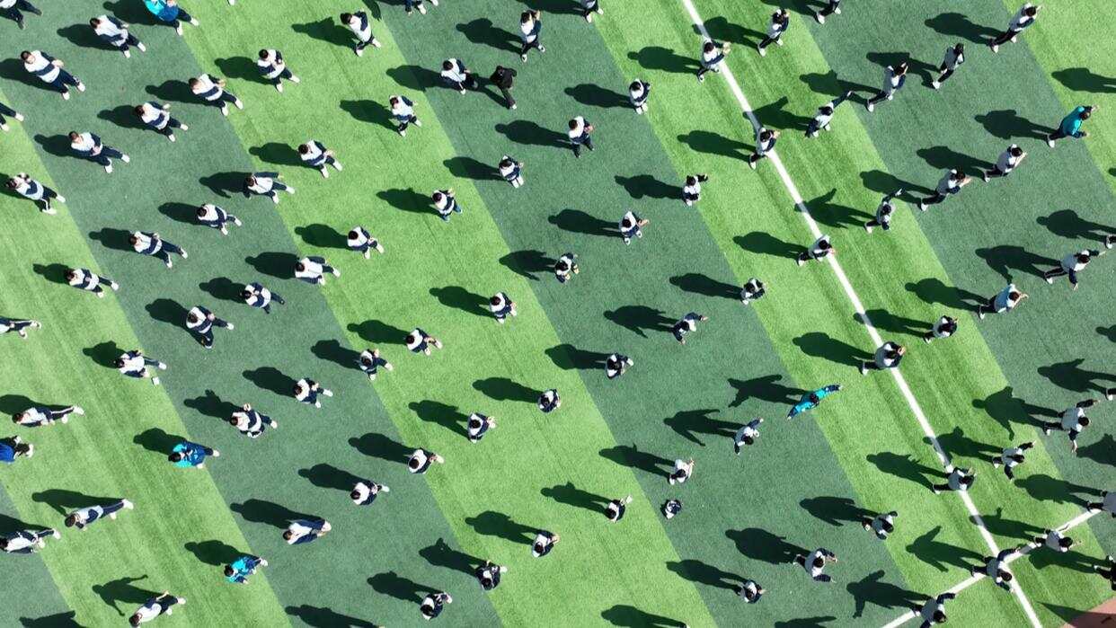 学生在进行大课间活动