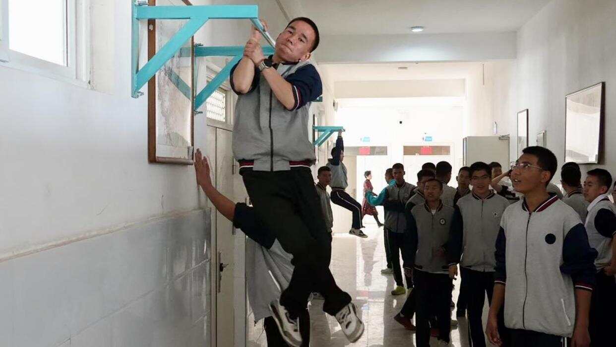 学生正在拉单杠