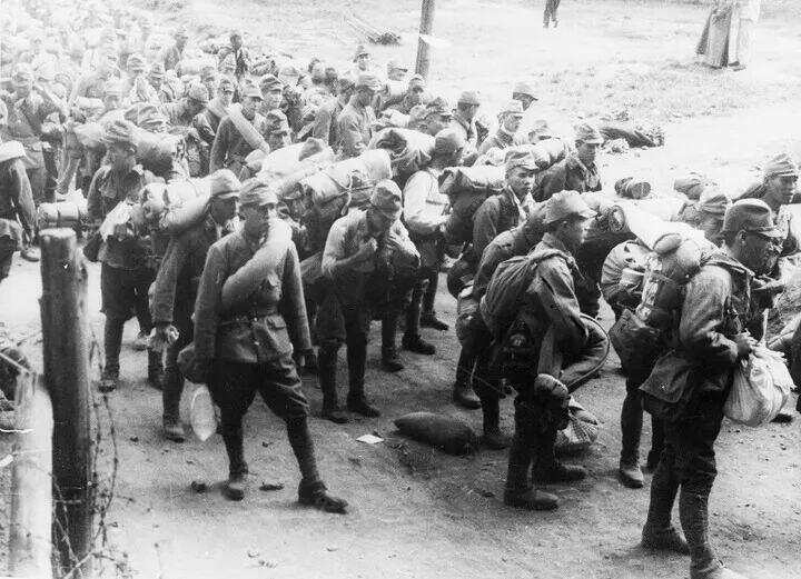 这是中国远征军1944年第二次出征时俘虏的日军。新华社发 这是中国远征军1944年第二次出征时俘虏的日军。新华社发