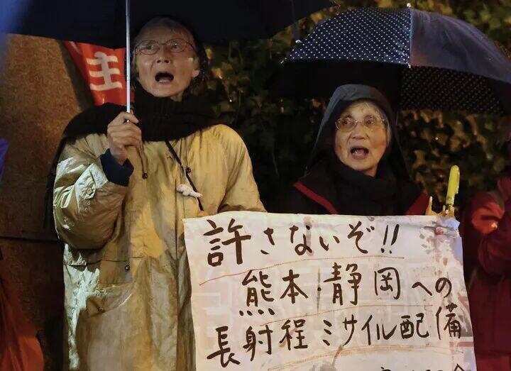 2026年3月31日,民众在日本东京的日本防卫省门前集会抗议政府在熊本县和静冈县部署具备“对敌基地攻击能力”的远程导弹。新华社记者 岳晨星 摄 2026年3月31日,民众在日本东京的日本防卫省门前集会抗议政府在熊本县和静冈县部署具备“对敌基地攻击能力”的远程导弹。新华社记者 岳晨星 摄