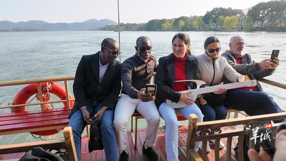 赫列娜在西湖上与同行的外媒记者弹唱 受访者提供