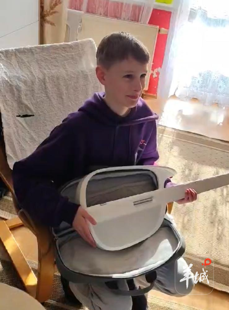 赫列娜儿子收到广货礼物——Liberlive无弦吉他