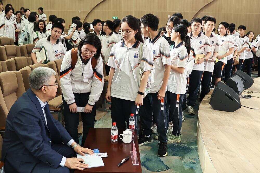 周济院士走进广州外国语学校作科普讲座，并为学子签名留念 主办方供图