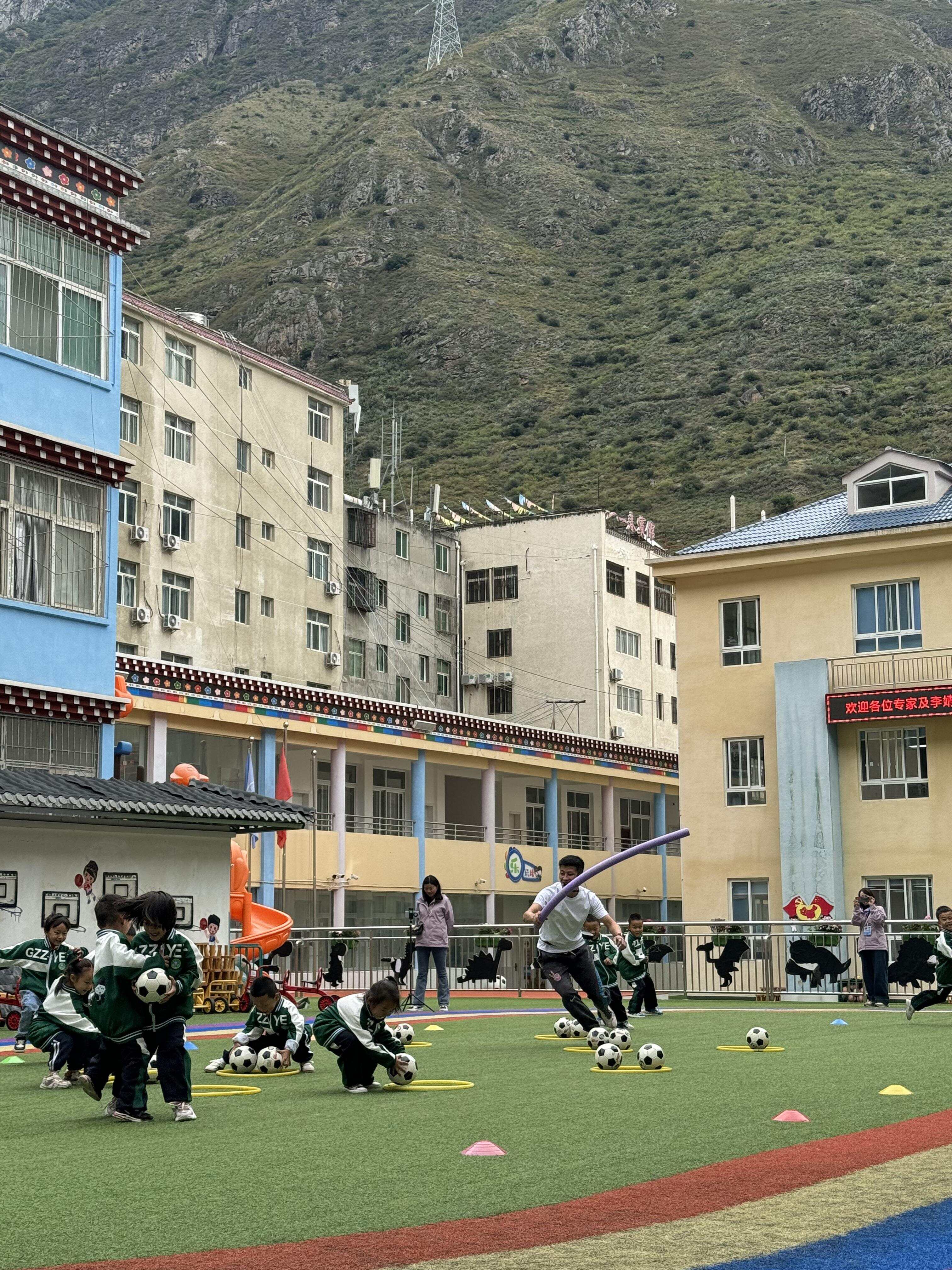 李青杨在四川康定市帮扶指导甘孜州名师工作室教研，进行体育教学活动展示
