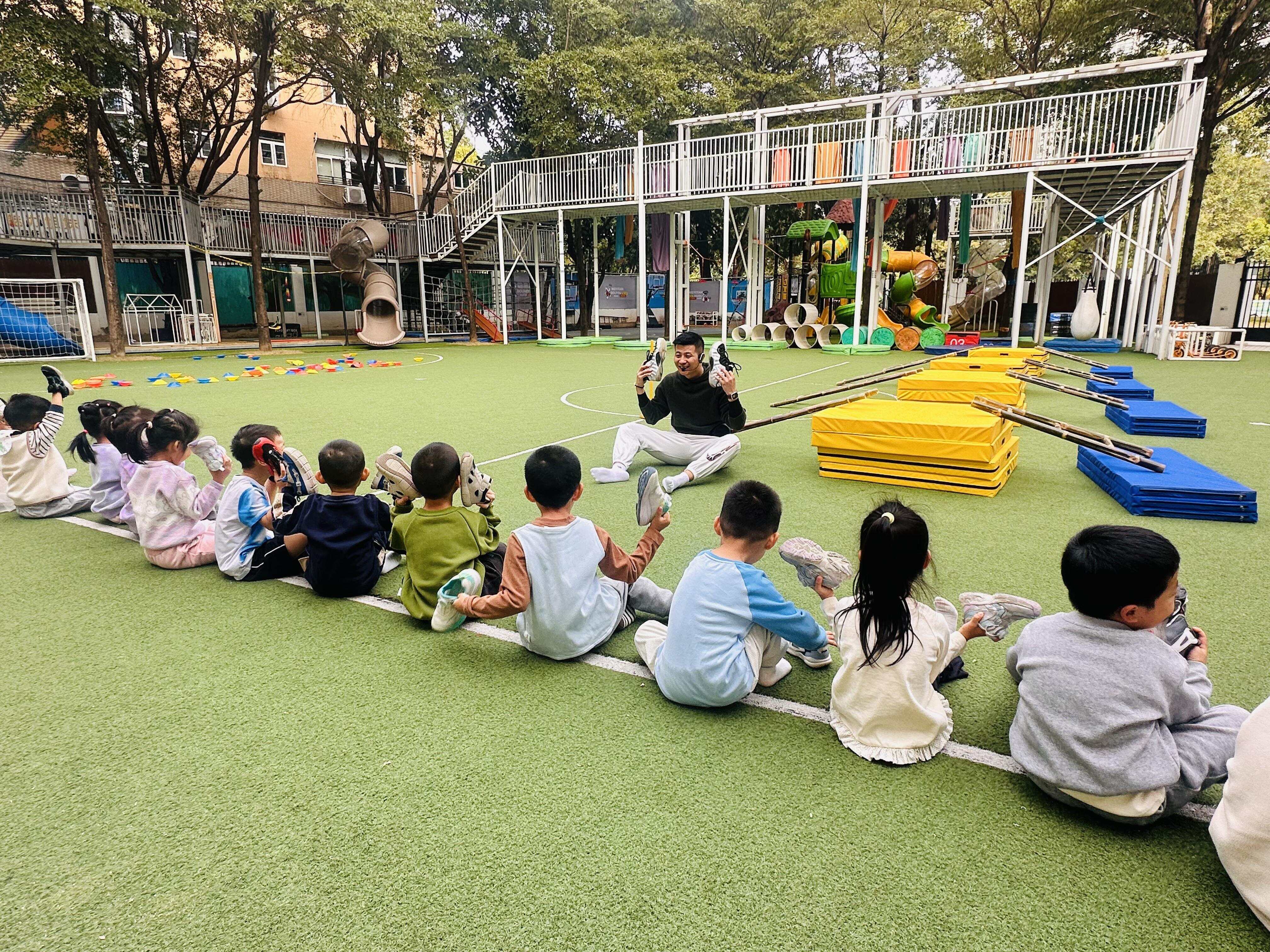 李青杨为省外来访园所展示体育教学活动——《运鞋子》