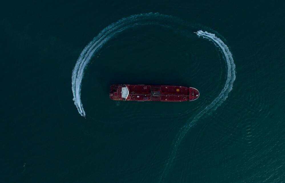  图为2019年7月21日，在霍尔木兹海峡附近水域，伊朗伊斯兰革命卫队船只在被扣押的一艘英国油轮周围游弋。新华社/伊朗学生通讯社