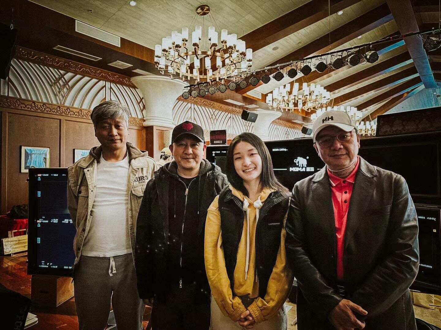  郑子彦在《谷雨》剧组实习，李路导演（右一）灯光指导林艳国（左一）、摄影指导张文杰（左二）