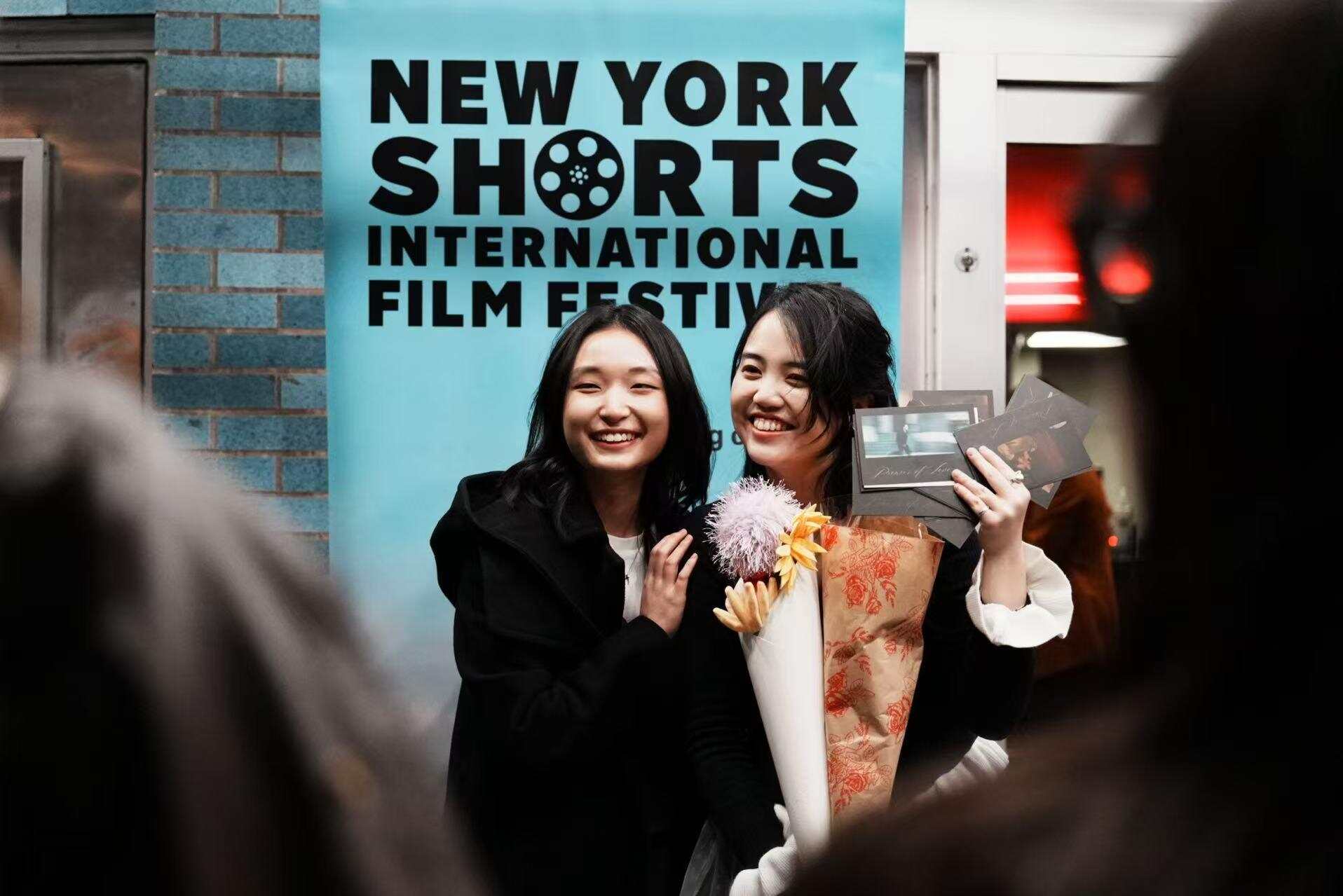  《Pioneer of Love》入围纽约短片国际电影节，主创侯言果（右一）、郑子彦（左一）亮相现场