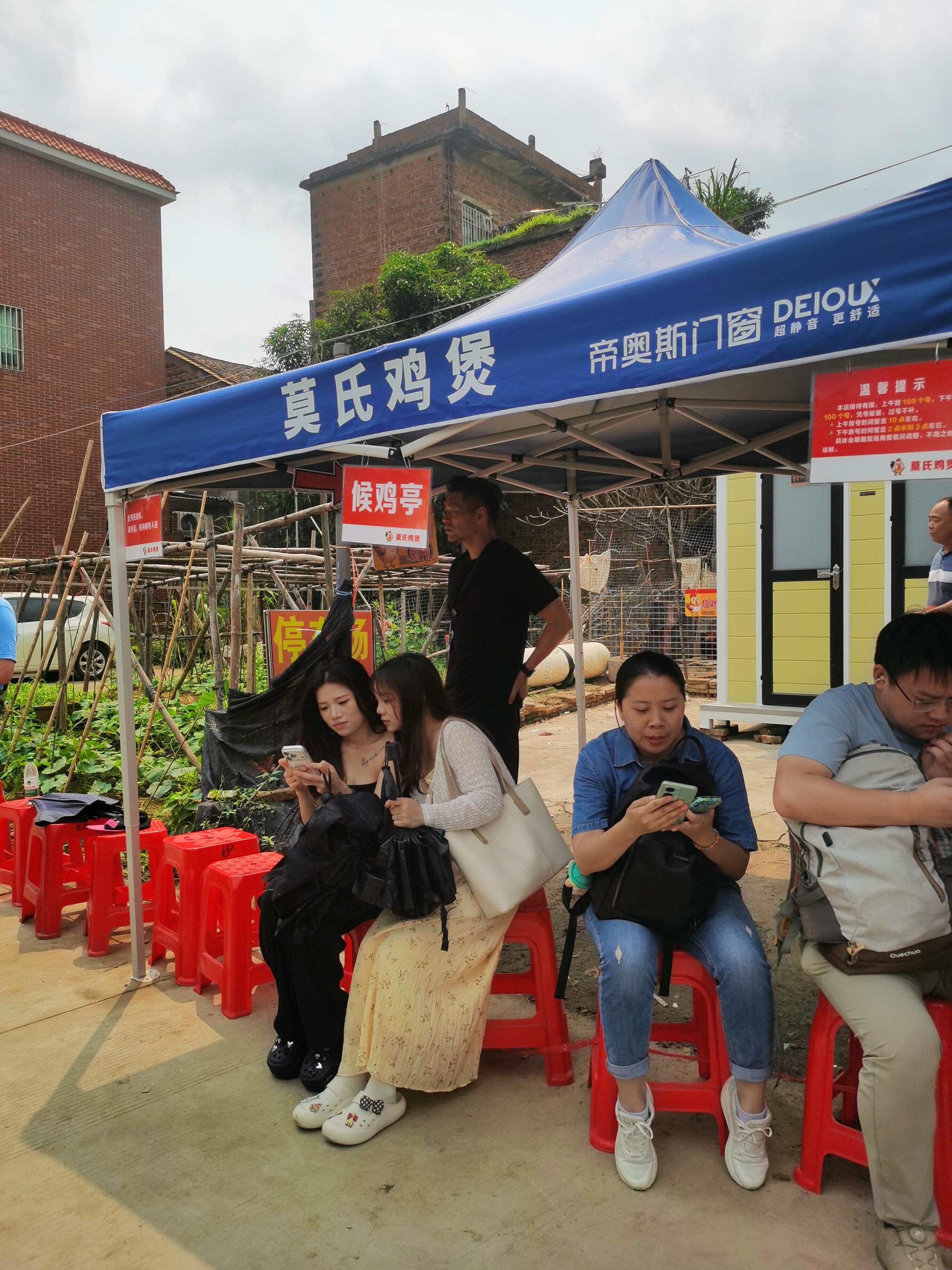  不少顾客早早过来等号