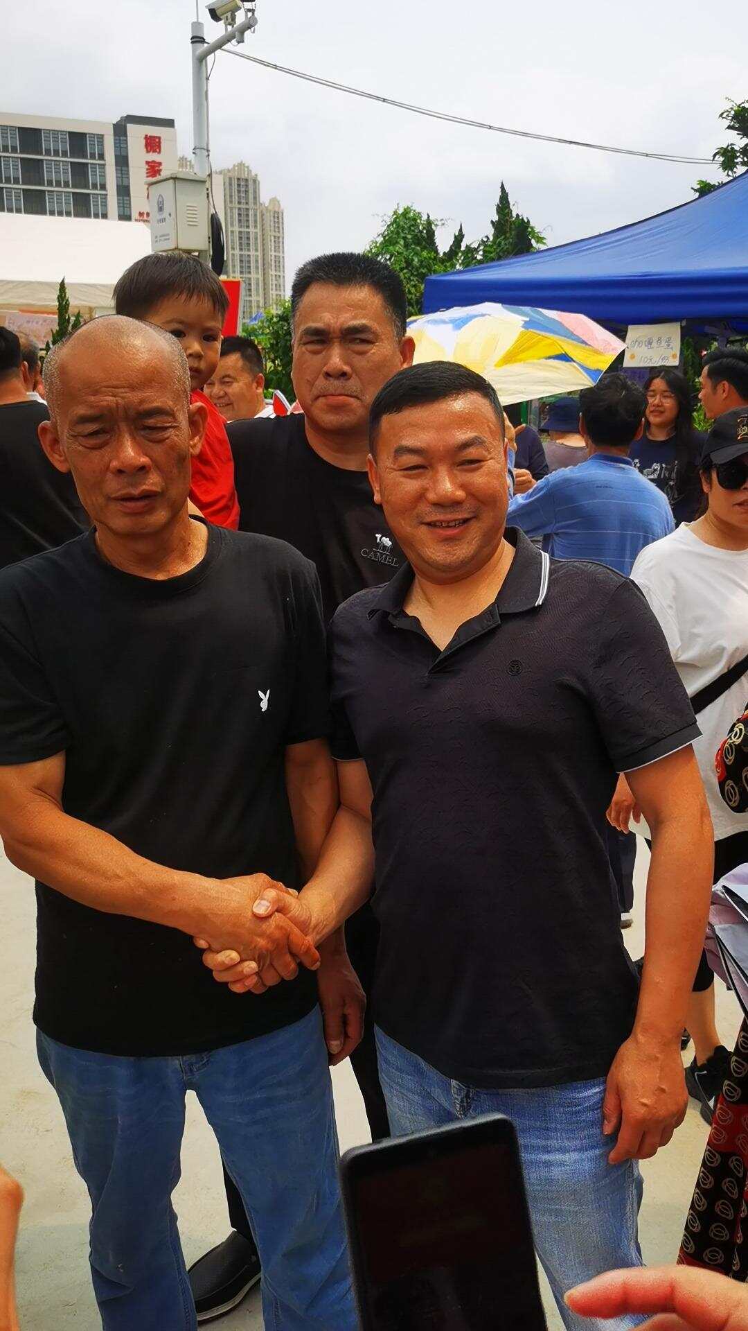  来与“老莫”握手的顾客络绎不绝