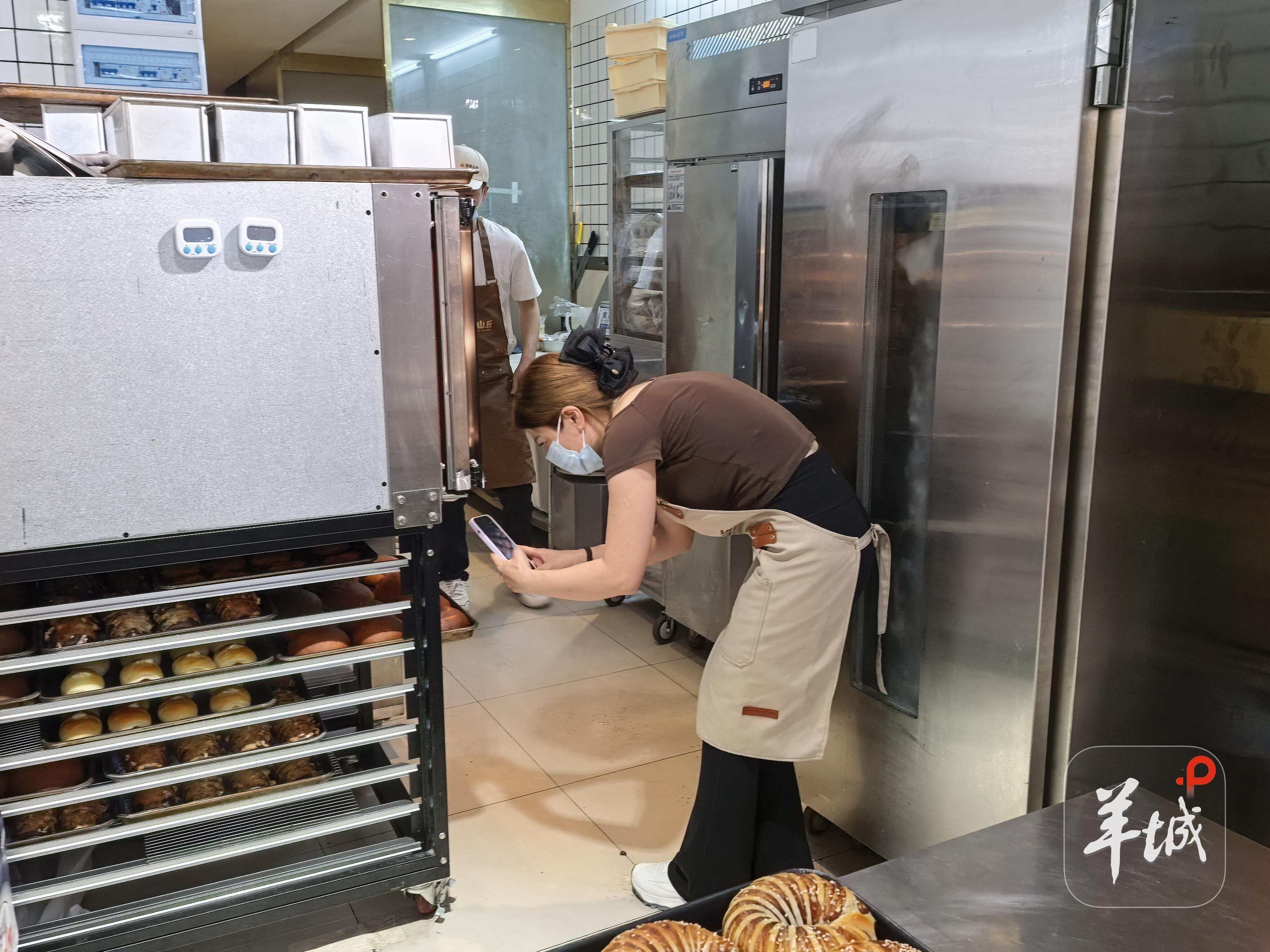  吴旦枚在做开业前的最后确认