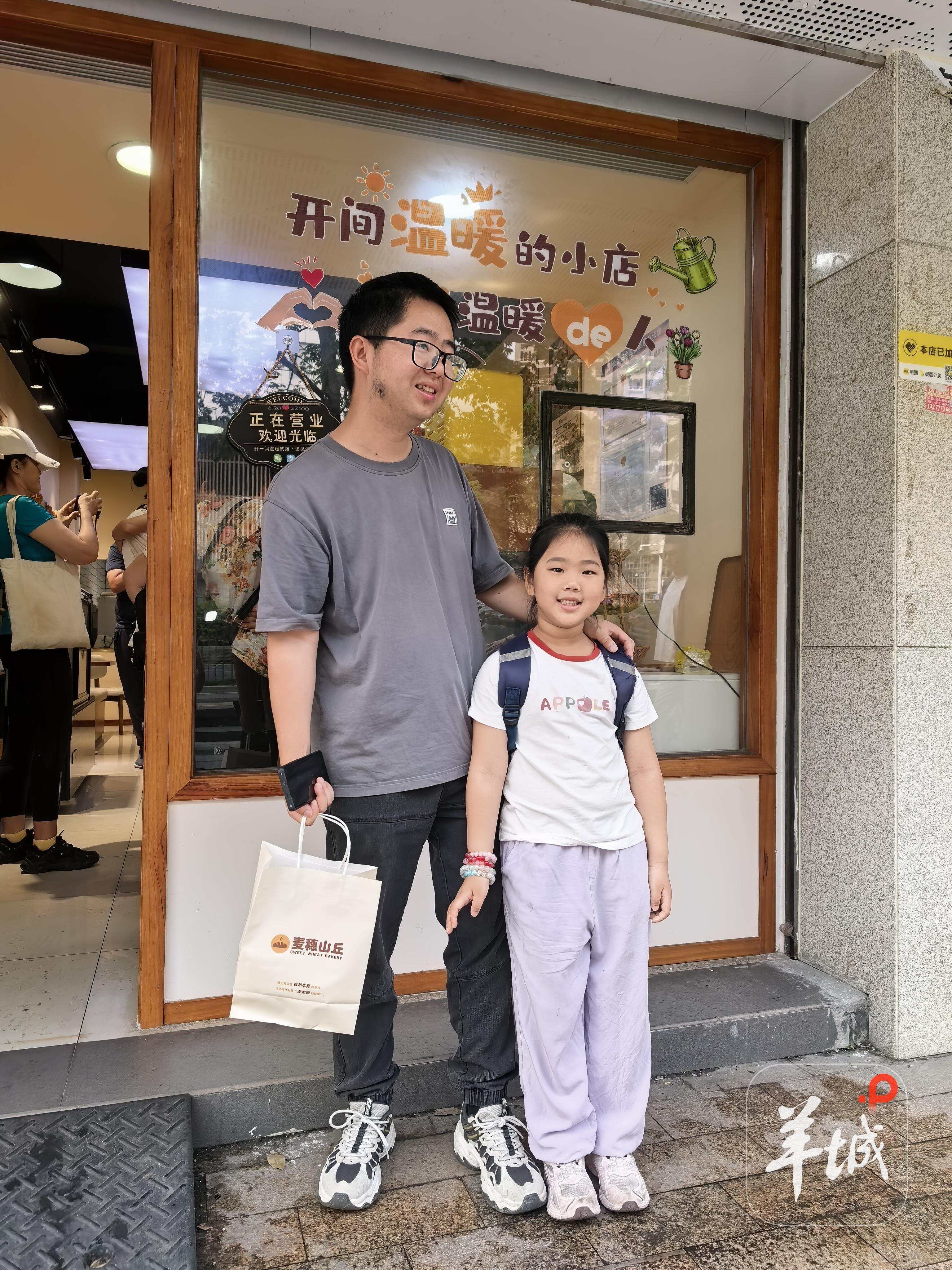  市民李先生带着孩子来购买面包