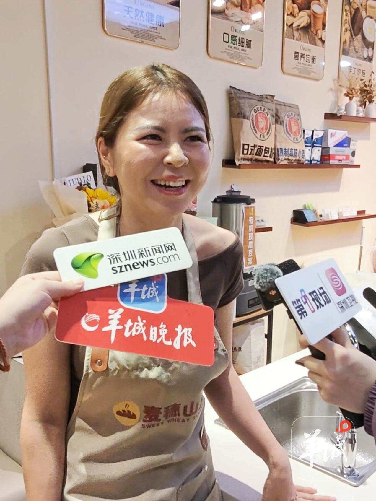  吴旦枚接受记者采访