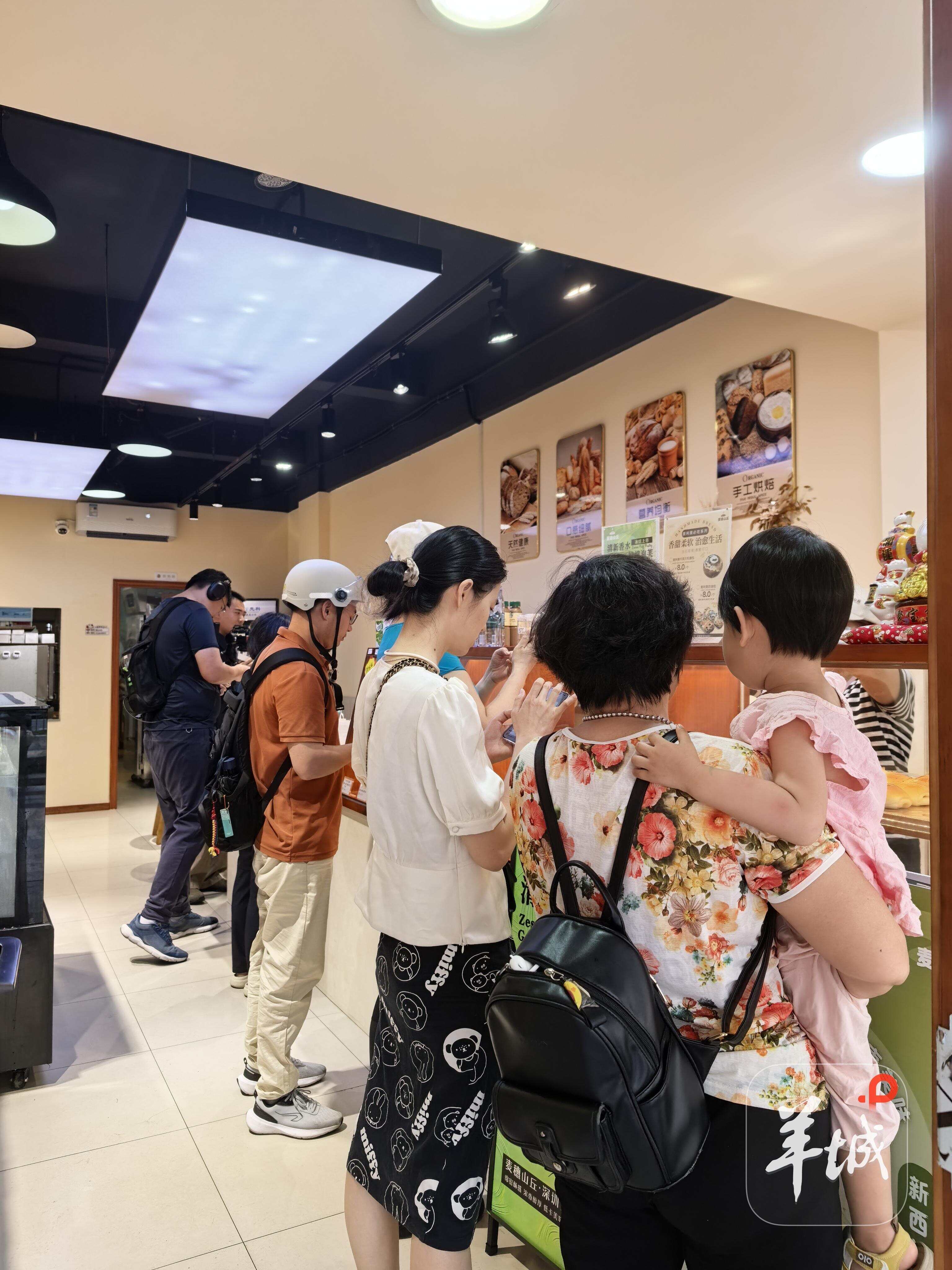  市民排队购买面包