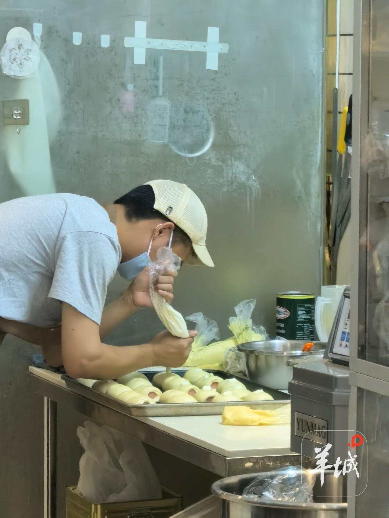  面包师傅正在制作面包