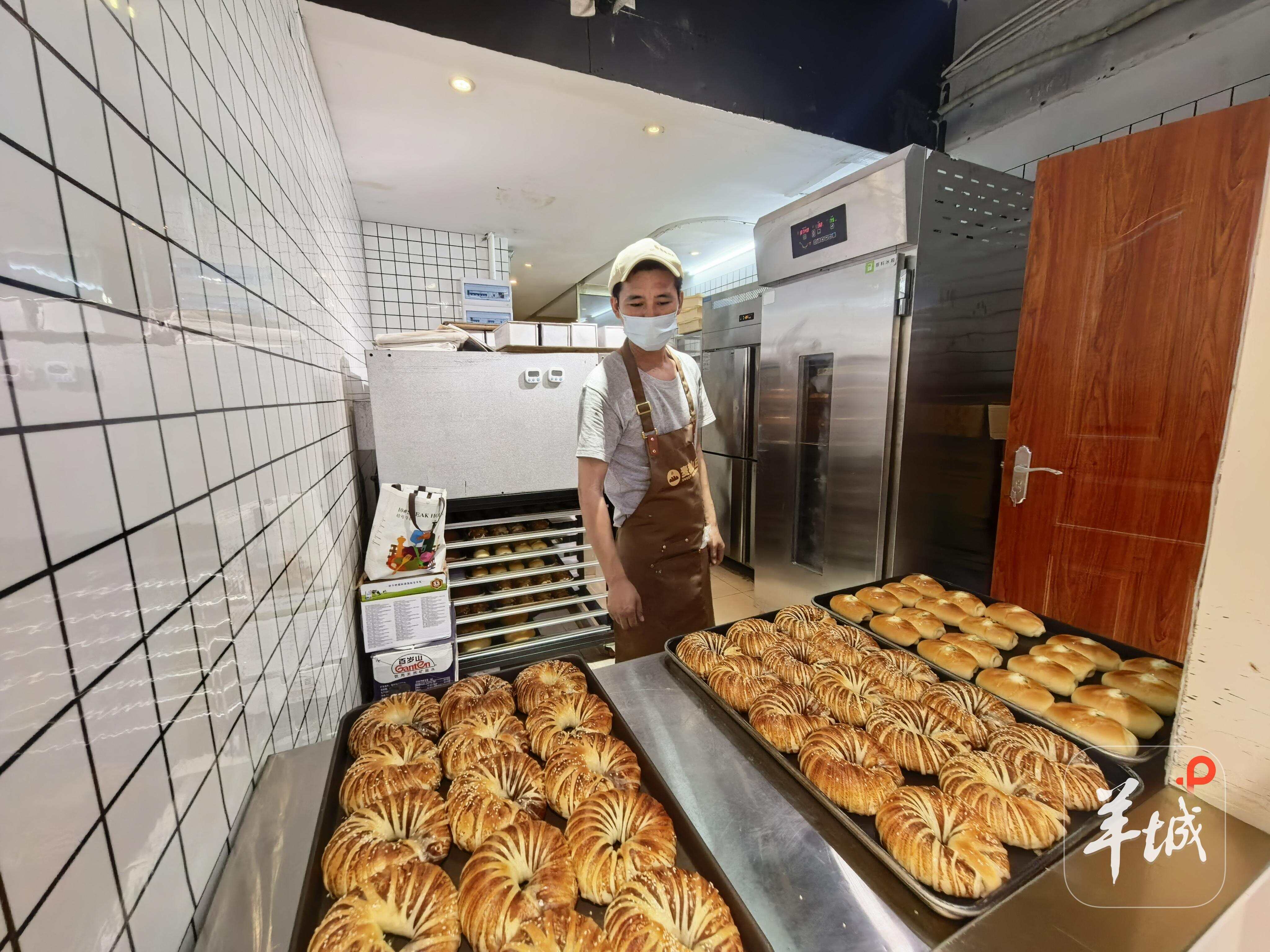  面包师傅在做开业前的最后确认