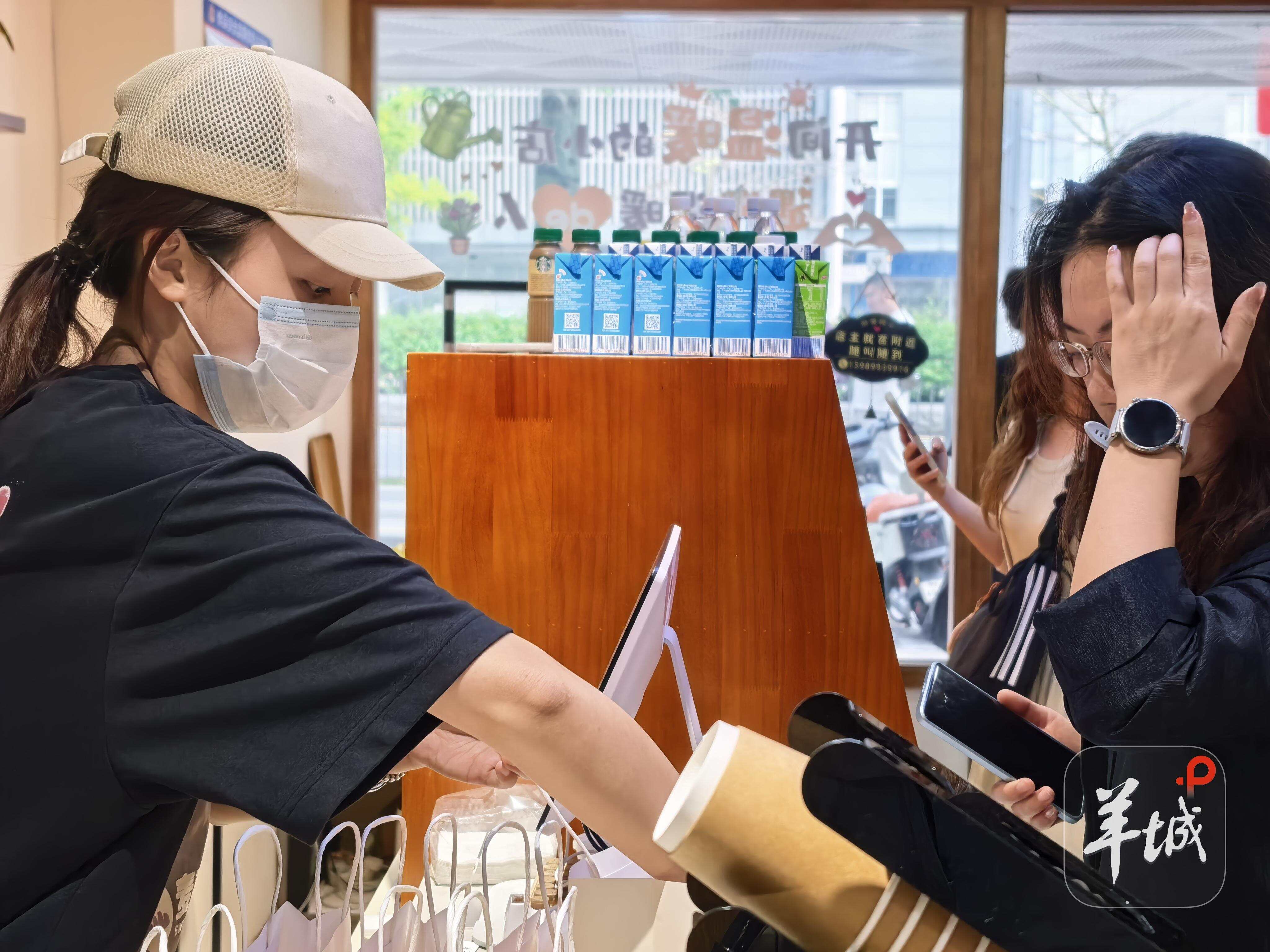  市民排队购买面包