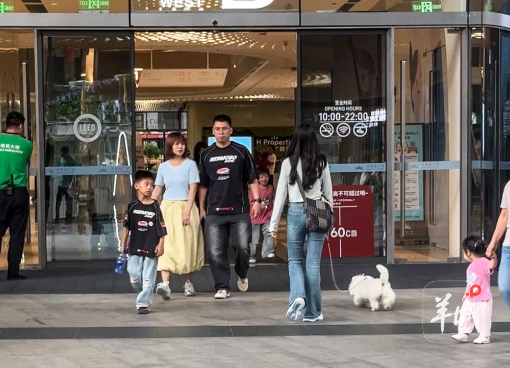 顾客携宠进入商场 顾客携宠进入商场