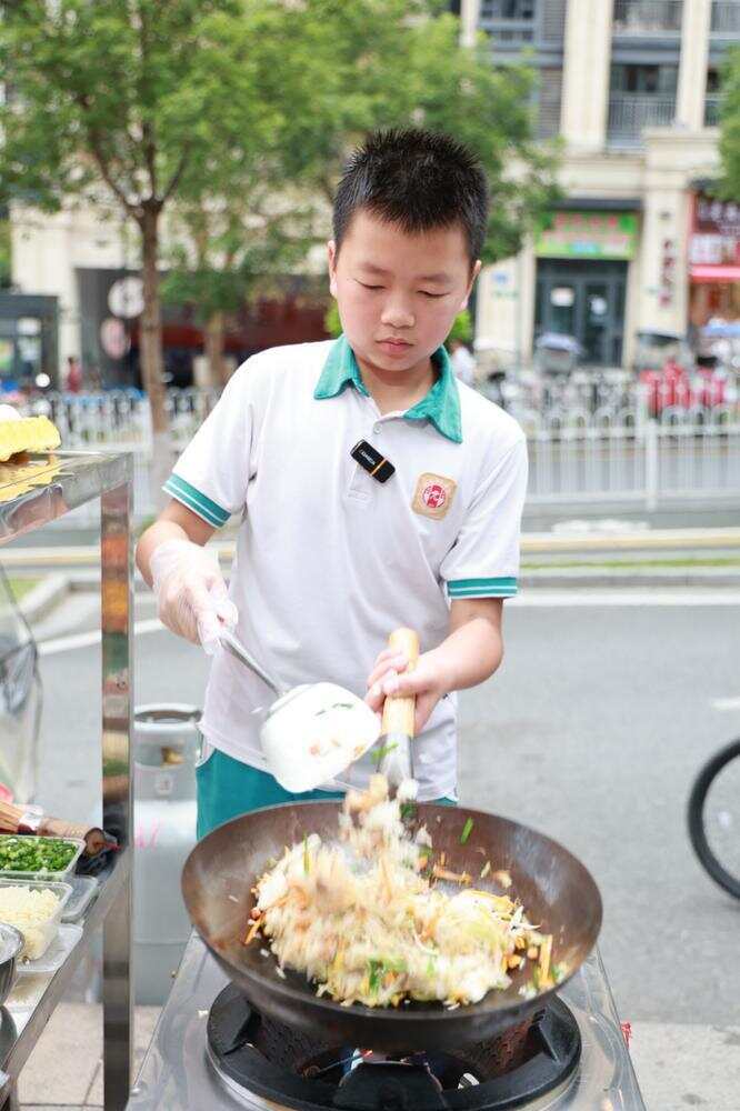 卢子川放学后帮父母摆摊，从帮手逐渐变成能独当一面的“小厨师”