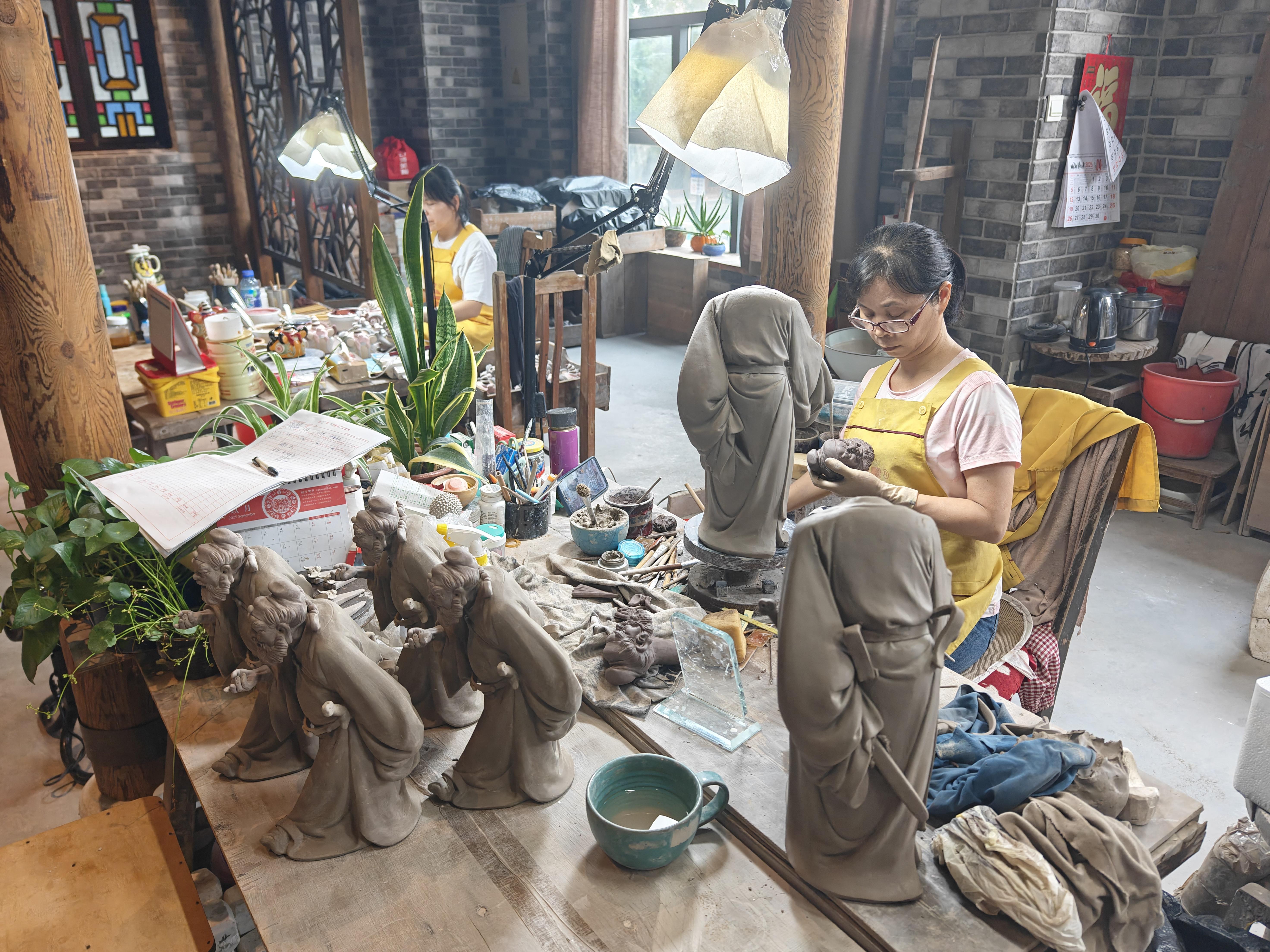 8号艺术码头展示“石湾公仔”制作流程 8号艺术码头展示“石湾公仔”制作流程