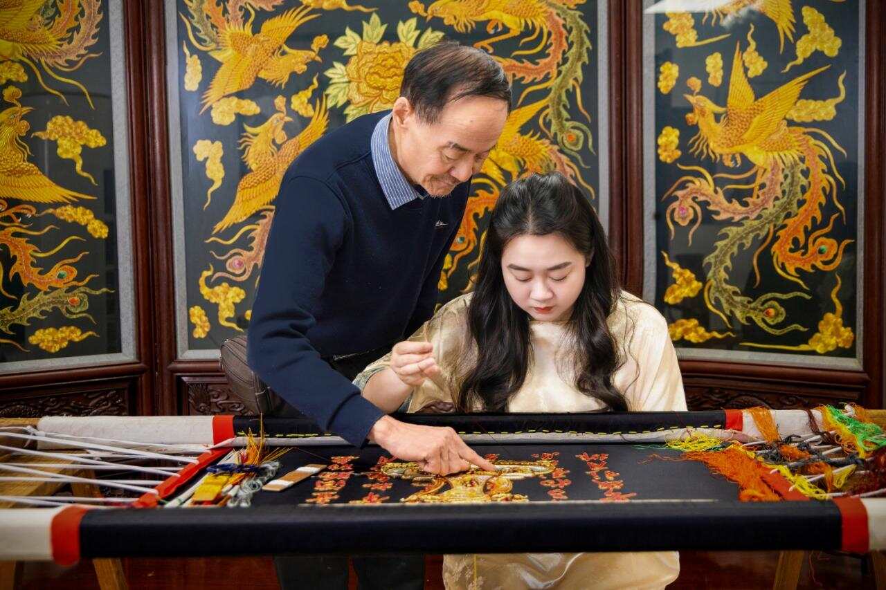 袁淑敏在父亲的指导下绣制作品