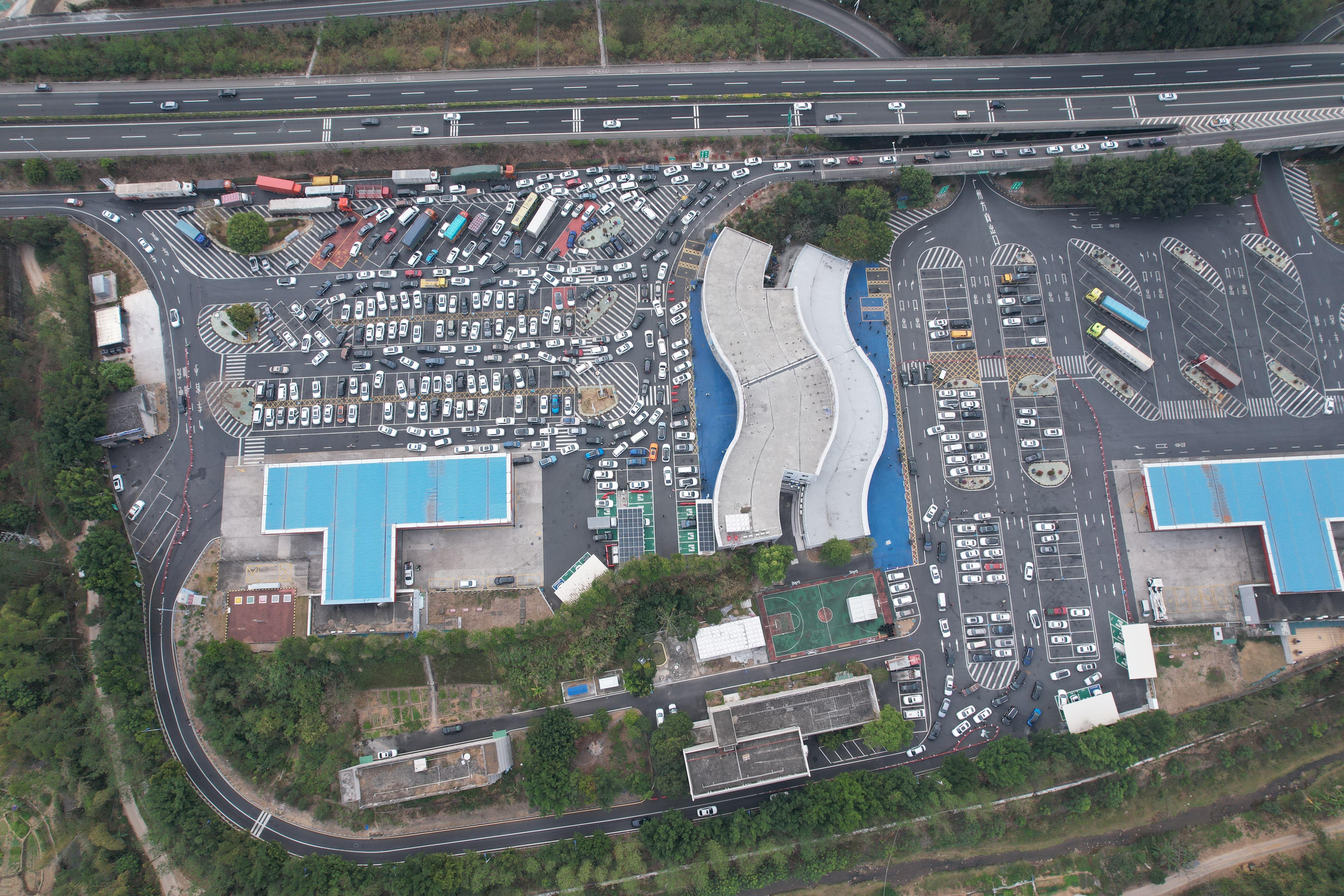  2026年春节期间，云梧高速葵洞服务区实施“潮汐停车”措施