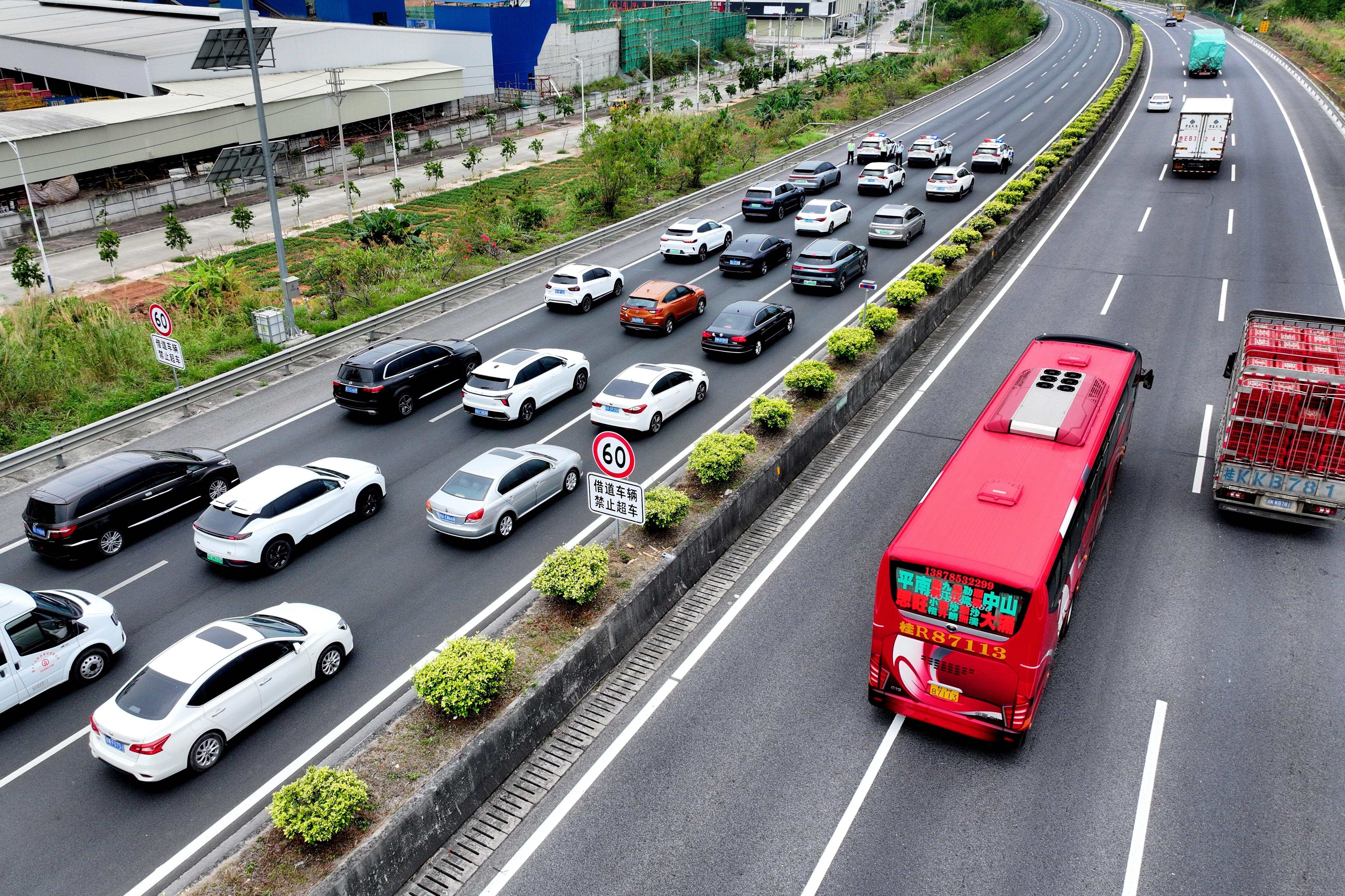  4月24日，江罗高速开展潮汐借道通行及交通分流疏导综合实战演练。演练针对新城服务区、鸦髻岭隧道等易堵点，模拟了西行、东行双向的借道闭环通行