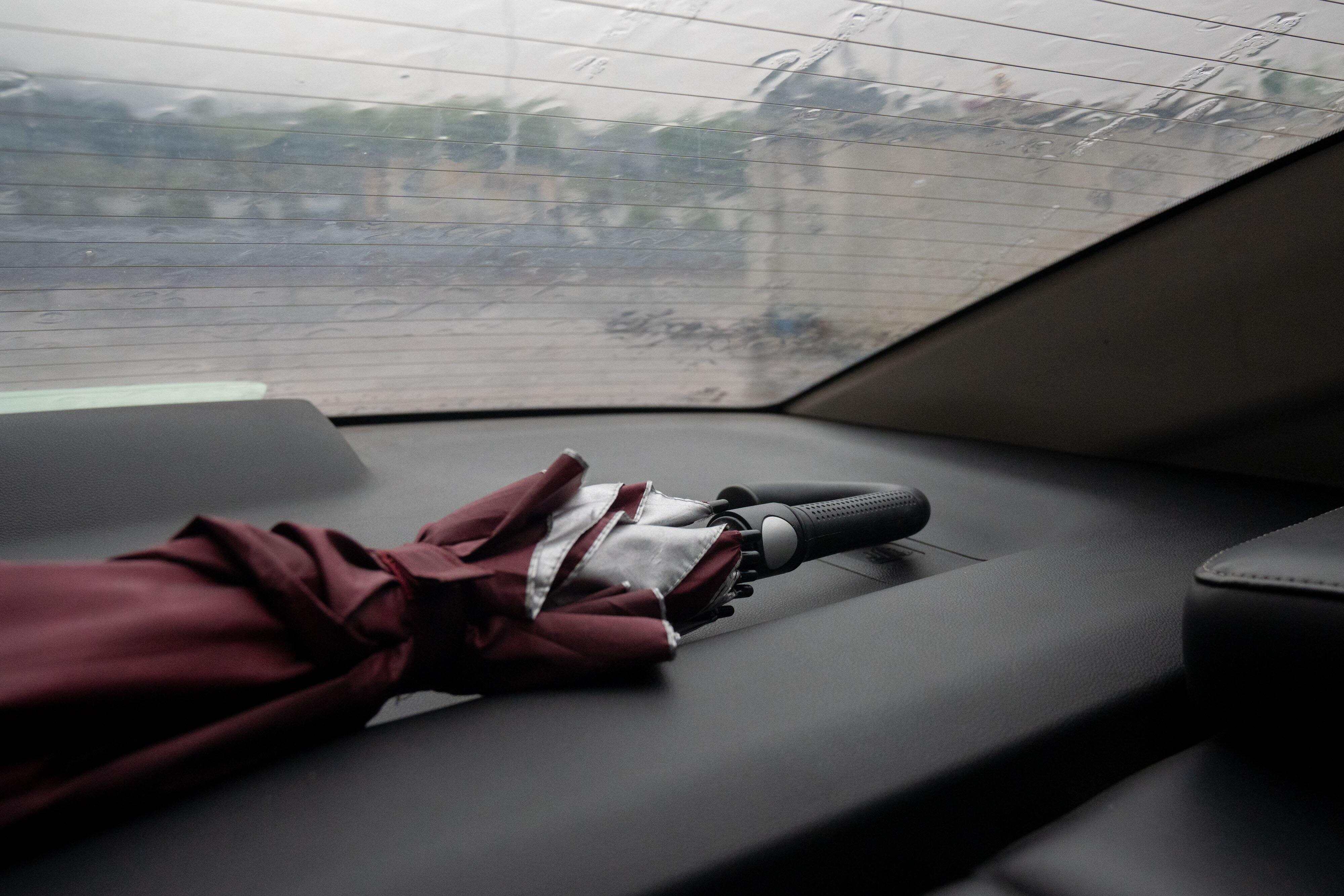 肖海平全心全意为乘客服务，图为肖海平为乘客准备的雨伞