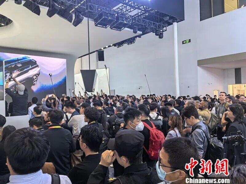 2026北京国际车展上人山人海，其中包括大量外国参观者。张尼 摄