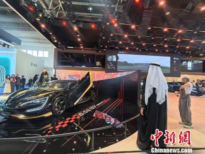 2026北京国际车展上，国产新能源汽车吸引大量外国参观者。张尼 摄
