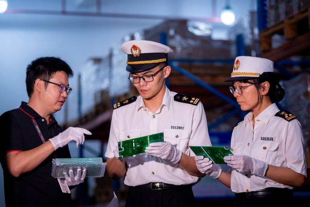 深圳海关所属惠州海关关员前往TCL王牌电器（惠州）开展加工贸易政策辅导（吴敏 摄）